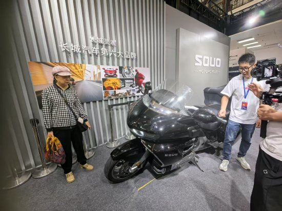 睿新策略 长城“灵魂摩托”亮相好博会，全球唯一8缸发动机高速摩托车